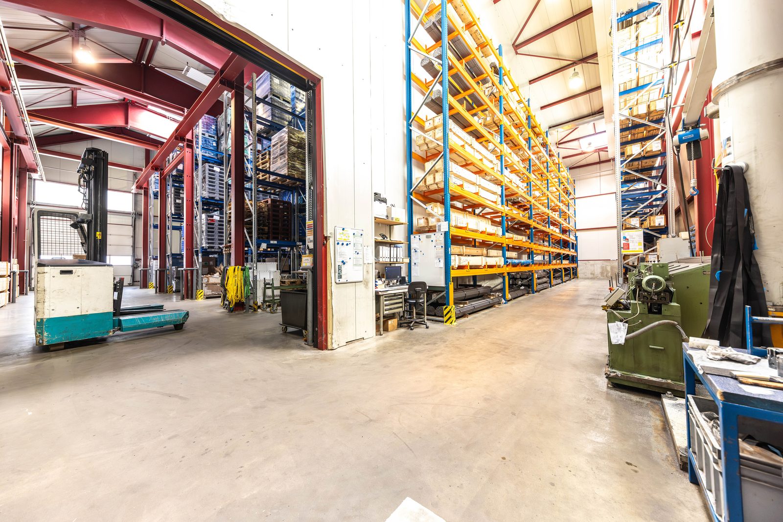 Innenansicht der Logistikhalle mit Gabelstapler
