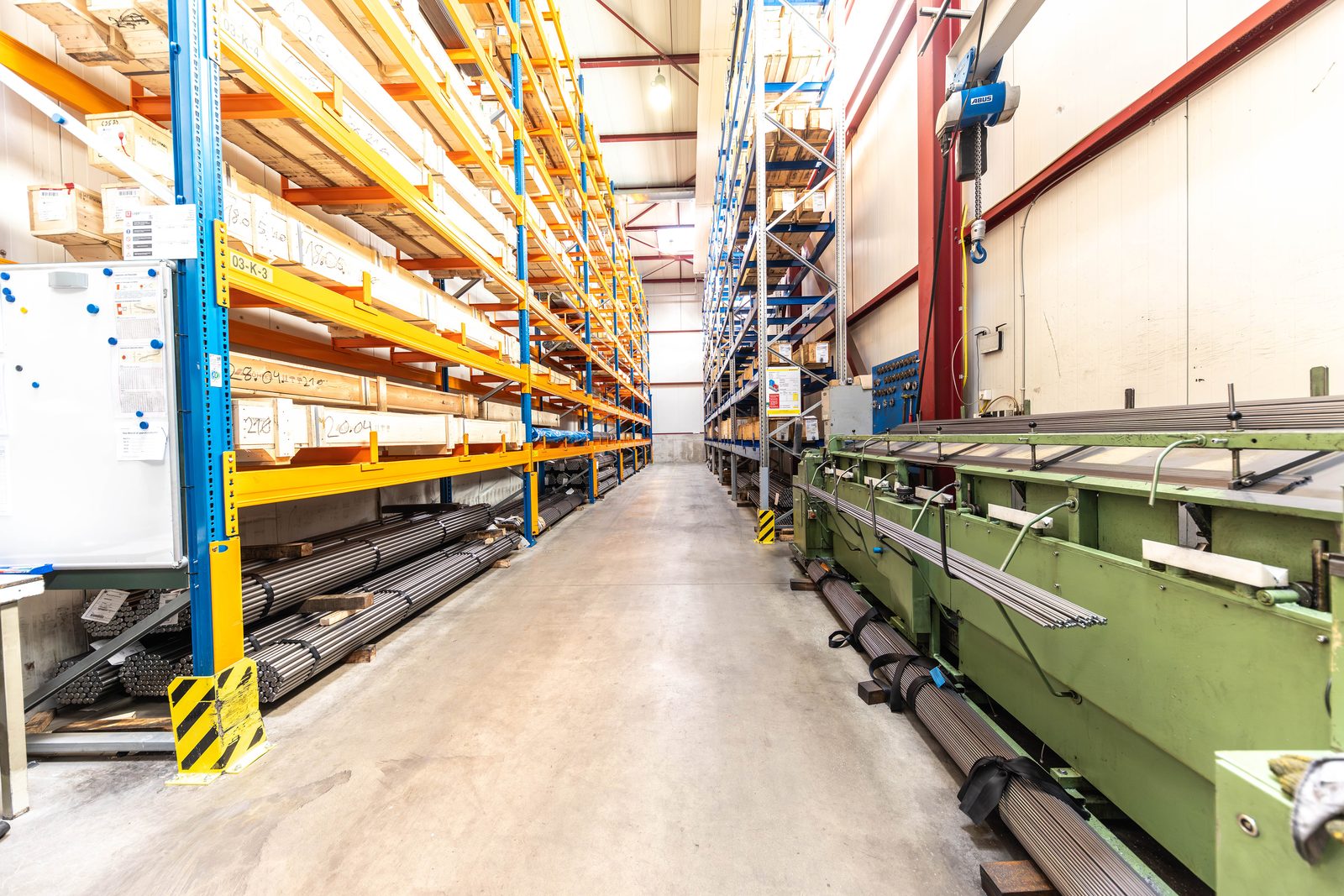Blick in eine Lagerhalle mit Regalsystemen und Rohmaterial